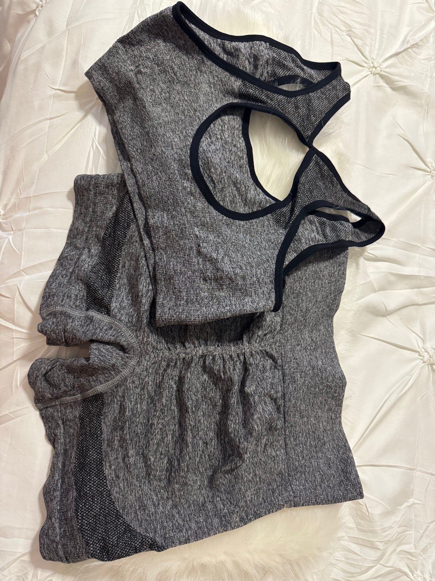 Women's Seamless Workout Set – Yoga Top & Shorts, Breathable Activewear for Gym, Running, Sports & Home.